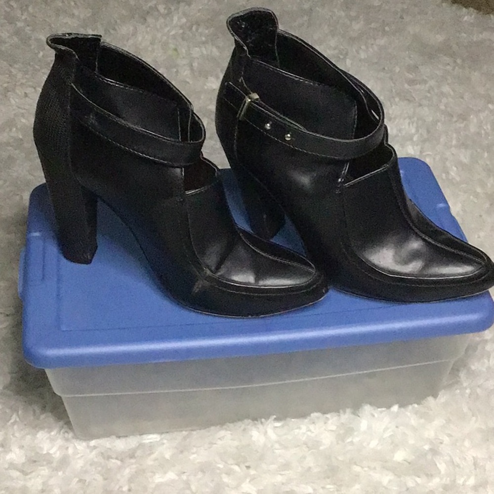 6.5 Forever 21 black pointed toe ankle boots